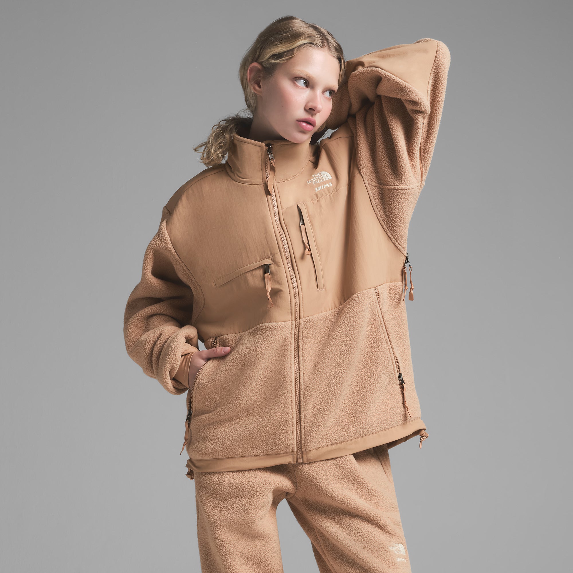 THE NORTH FACE X SKIMS 1995 RETRO DENALI FLEECE JACKET | OCHRE - Image 4