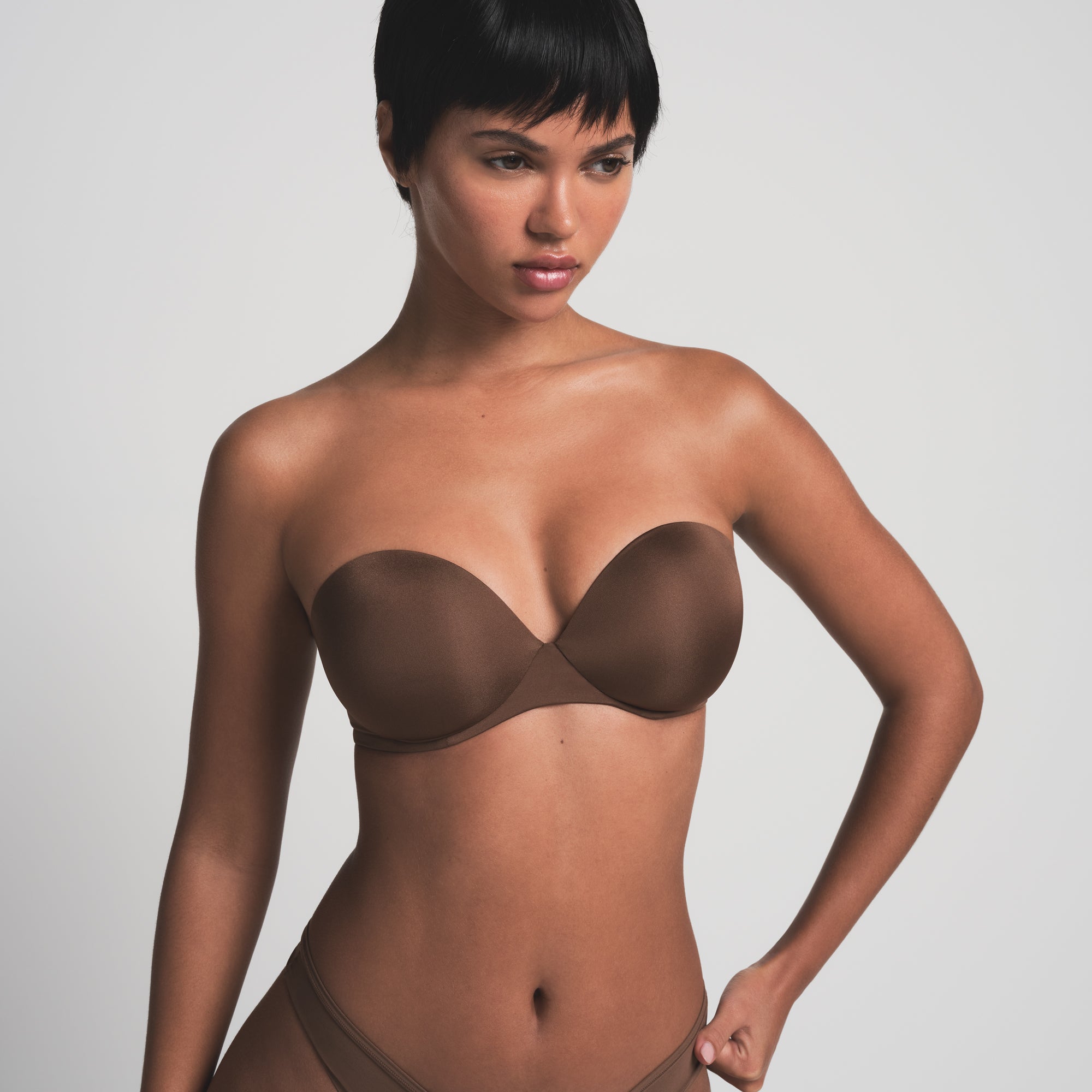 SKIMS ULTIMATE STRAPLESS PUSH-UP BRA | JASPER - Image 3
