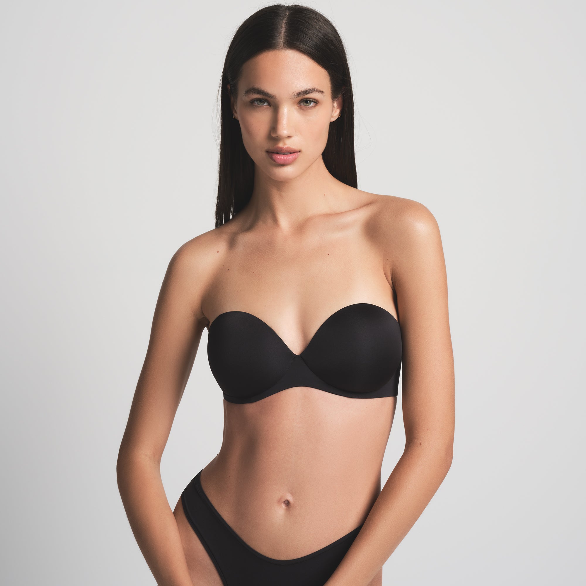 SKIMS ULTIMATE STRAPLESS PUSH-UP BRA | ONYX - Image 2