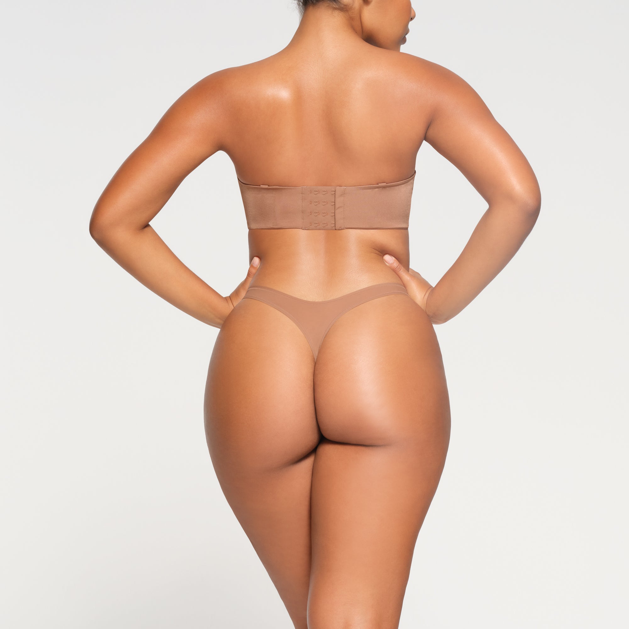 SKIMS ULTIMATE STRAPLESS PUSH-UP BRA | SIENNA - Image 3