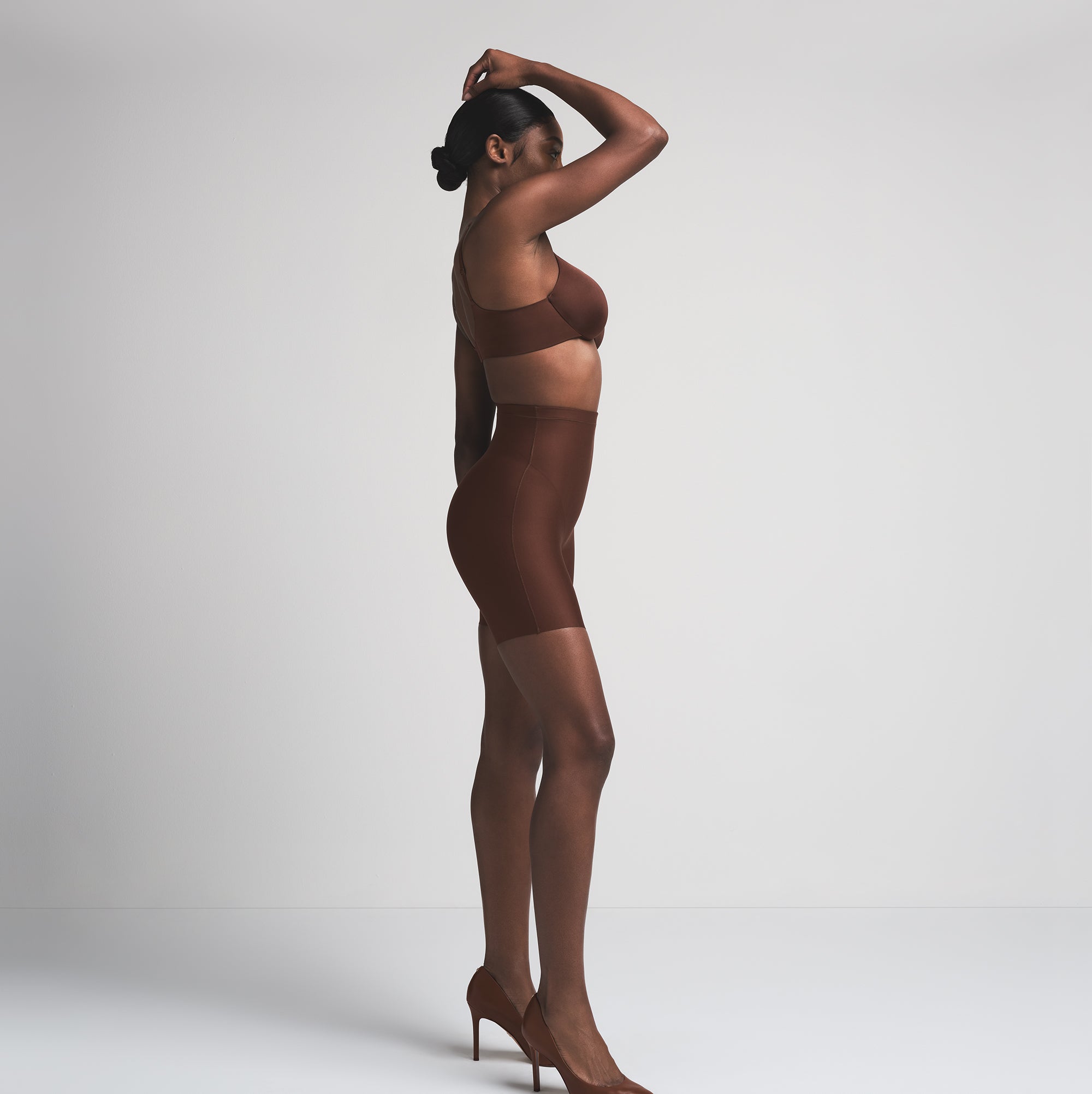 SKIMS BODY CORE SCULPT MID RISE SHORT | COCOA - Image 4