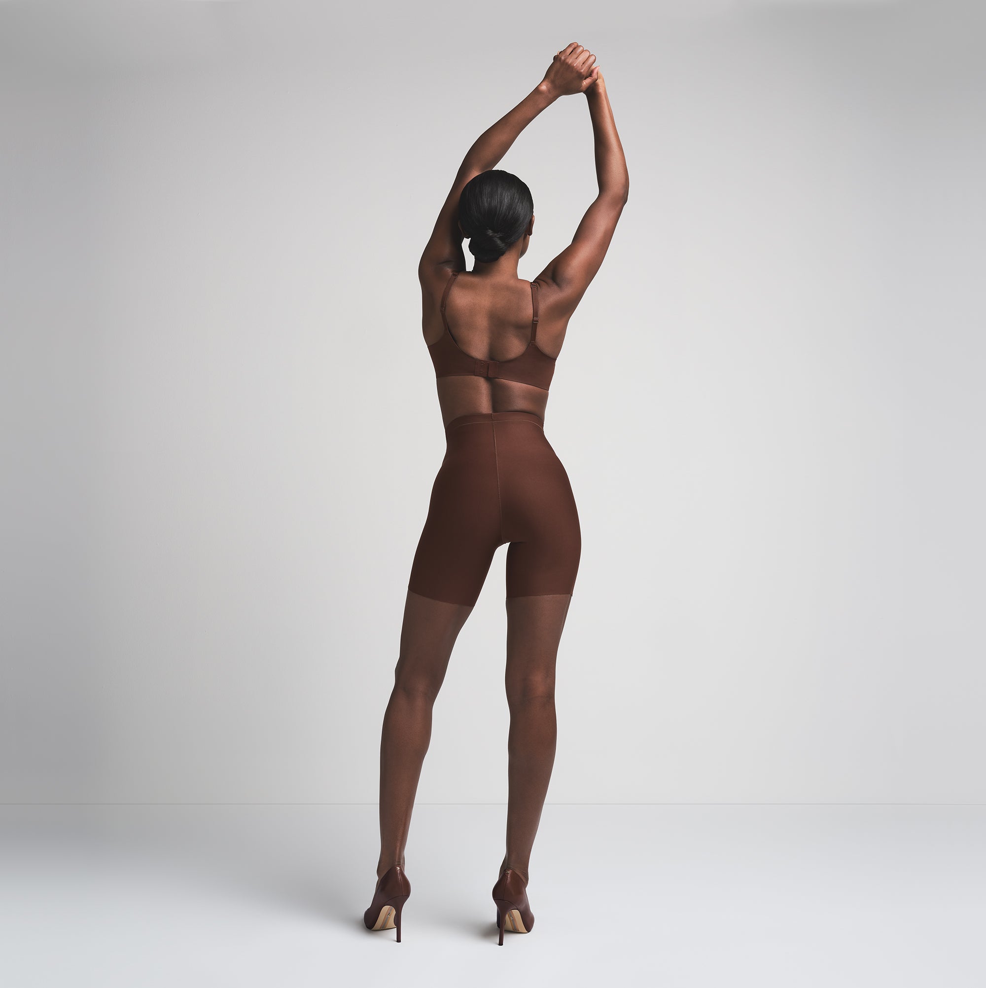 SKIMS BODY CORE SCULPT MID RISE SHORT | COCOA - Image 5