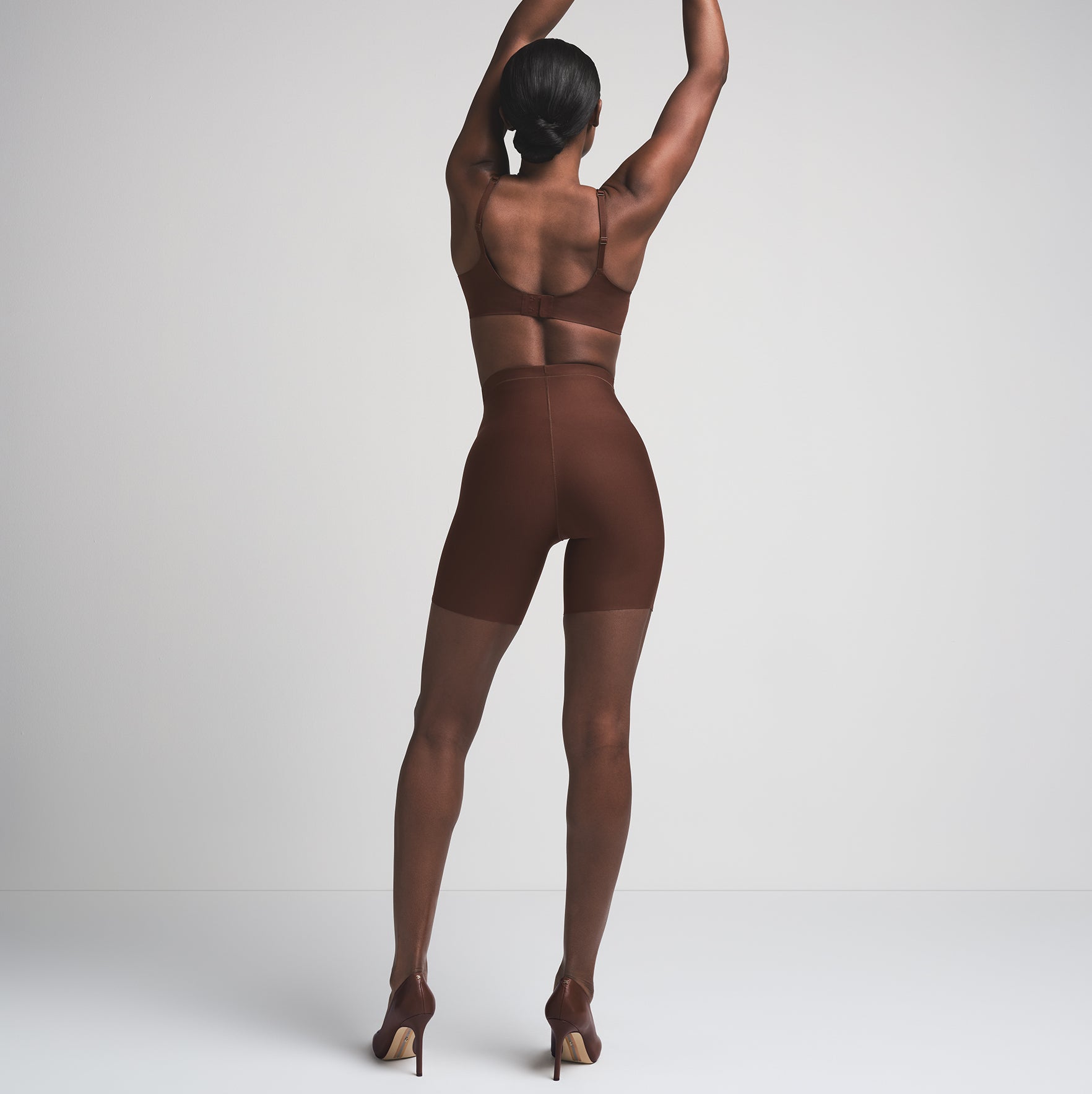 SKIMS BODY CORE SCULPT MID RISE SHORT | COCOA - Image 9