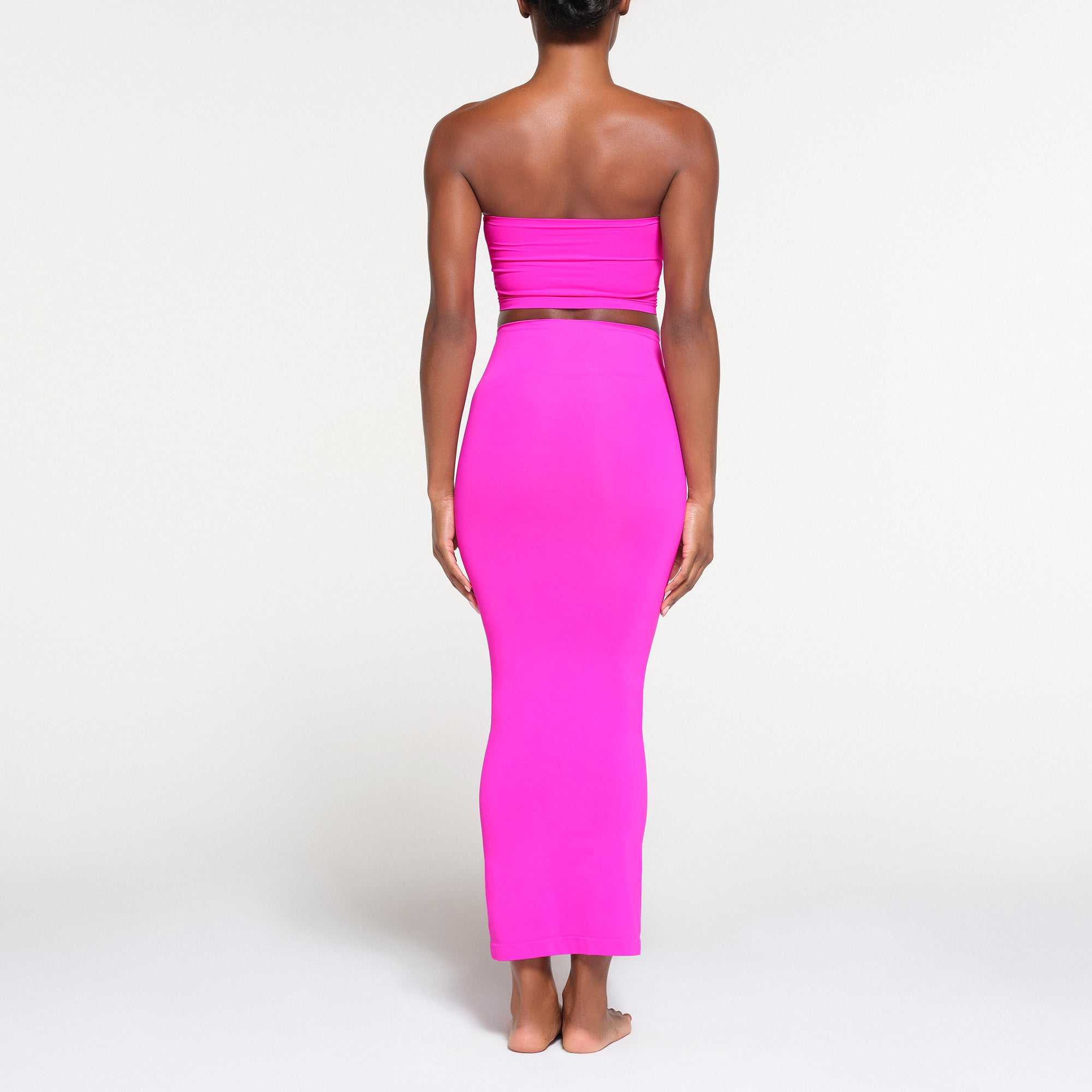 SOFT SMOOTHING SEAMLESS LONG TUBE SKIRT | FUCHSIA - Image 3