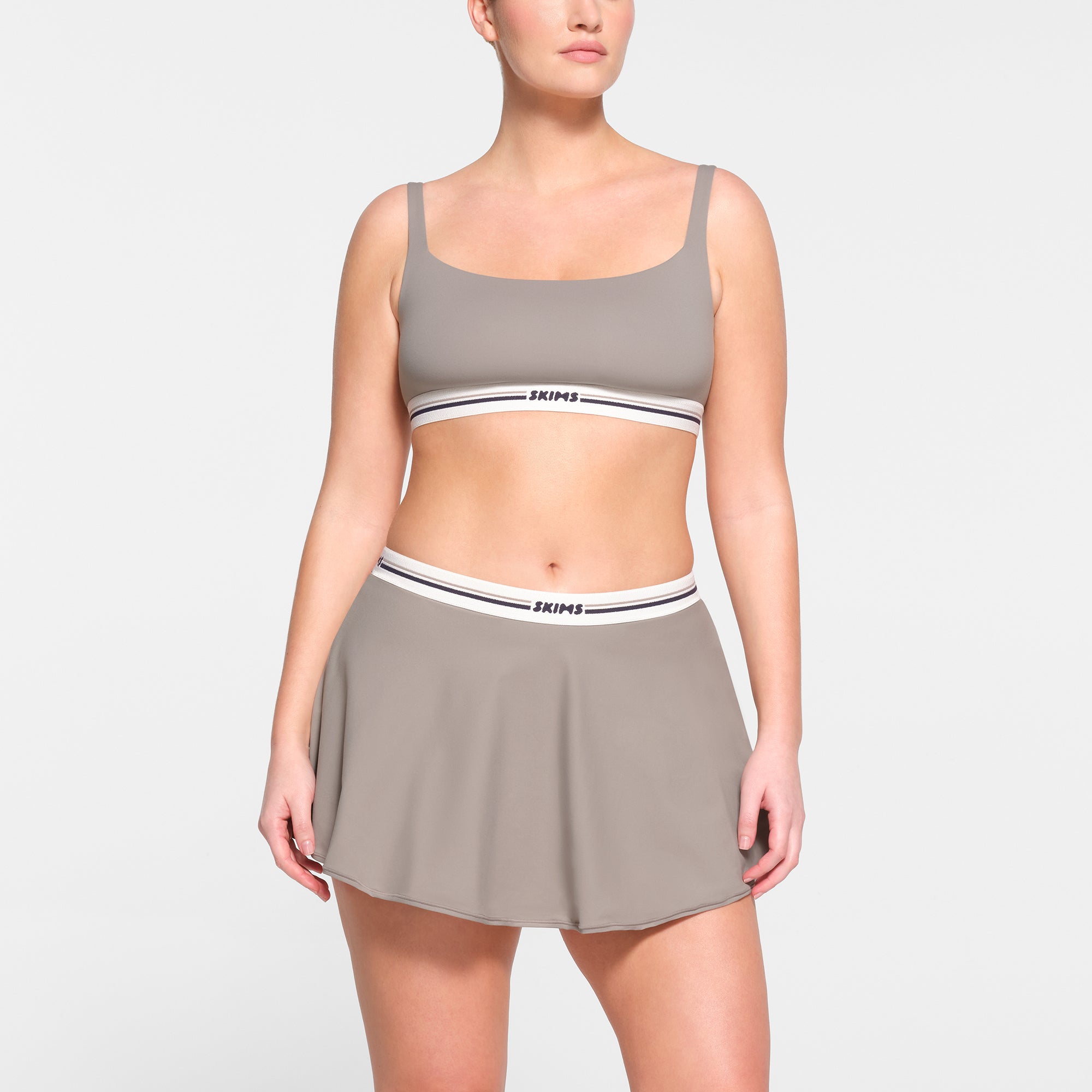 FITS EVERYBODY LOGO SKORT | SMOKE