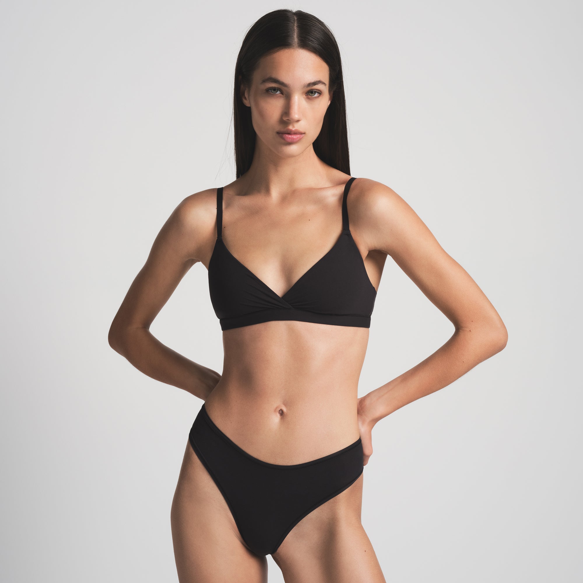 FITS EVERYBODY CROSSOVER BRALETTE | ONYX - Image 2