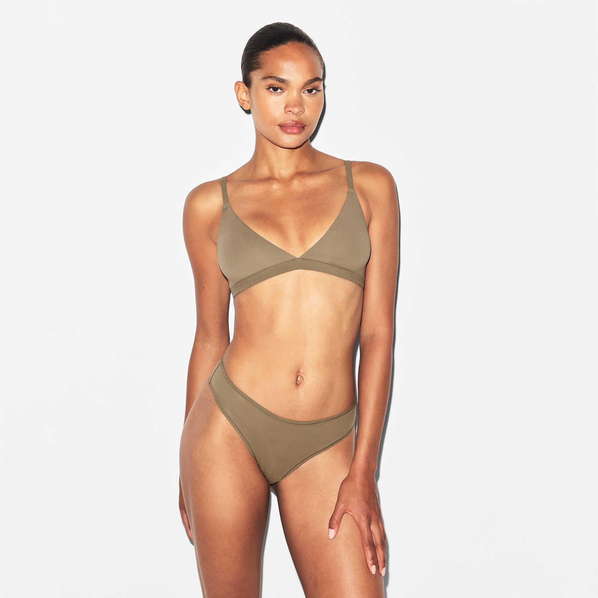 FITS EVERYBODY TRIANGLE BRALETTE | TRUFFLE