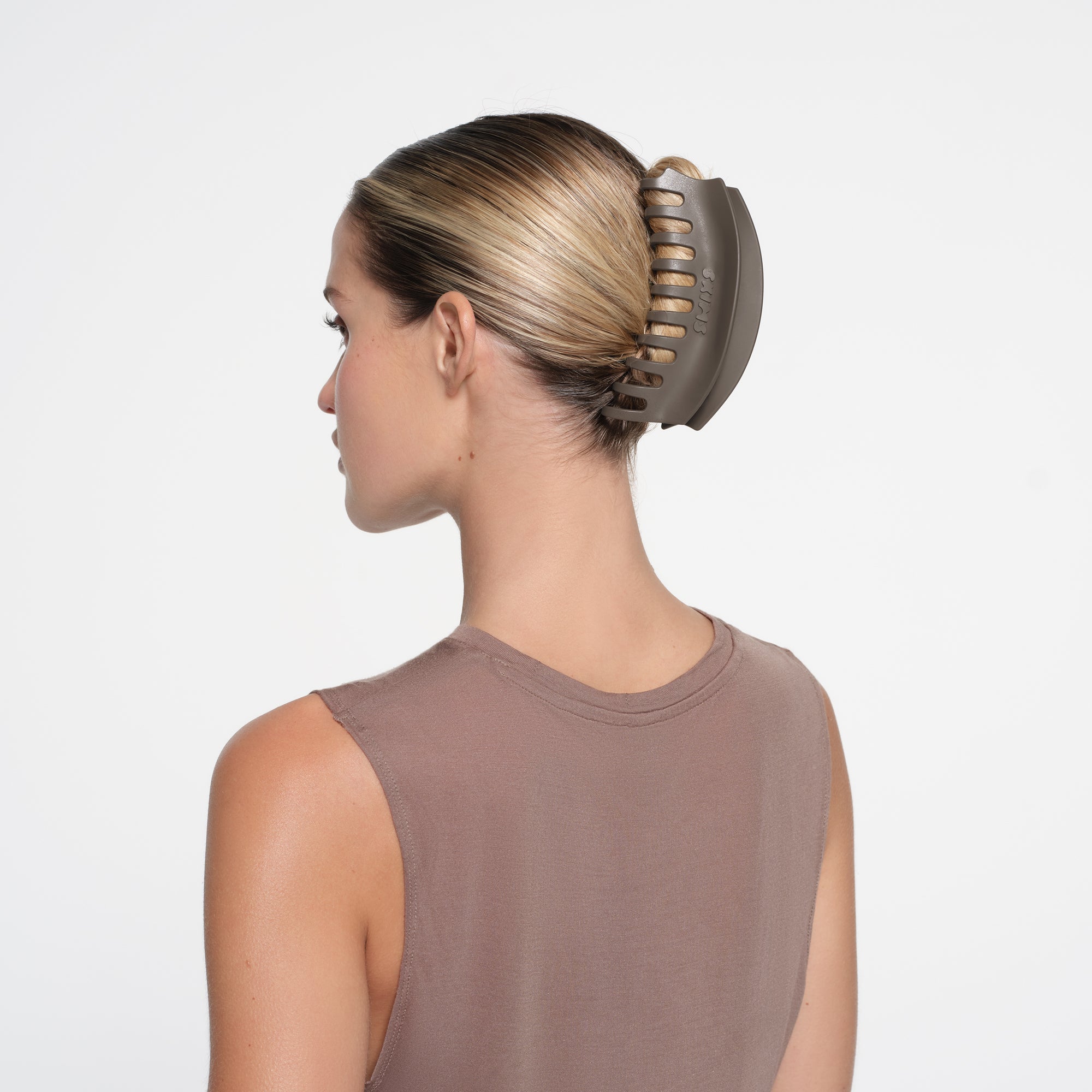 GETTING READY ACCESSORIES CURVED JUMBO CLAW CLIP | TRUFFLE