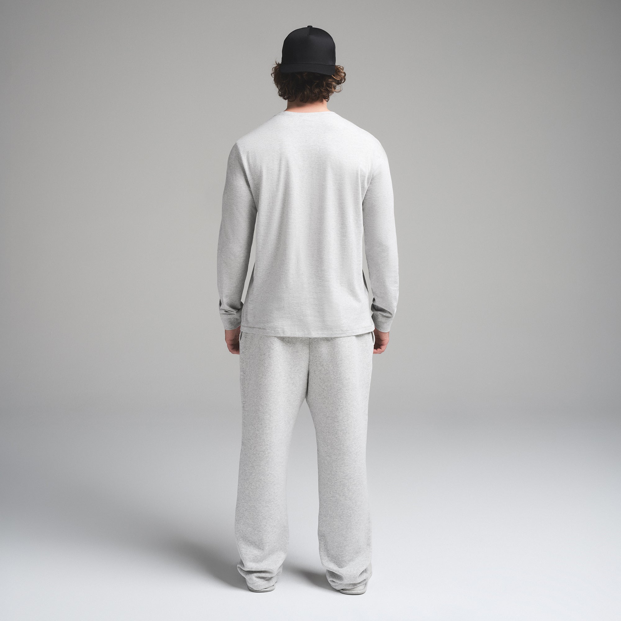 SKIMS COTTON MENS CLASSIC LONG SLEEVE T-SHIRT | LIGHT HEATHER GREY - Image 4