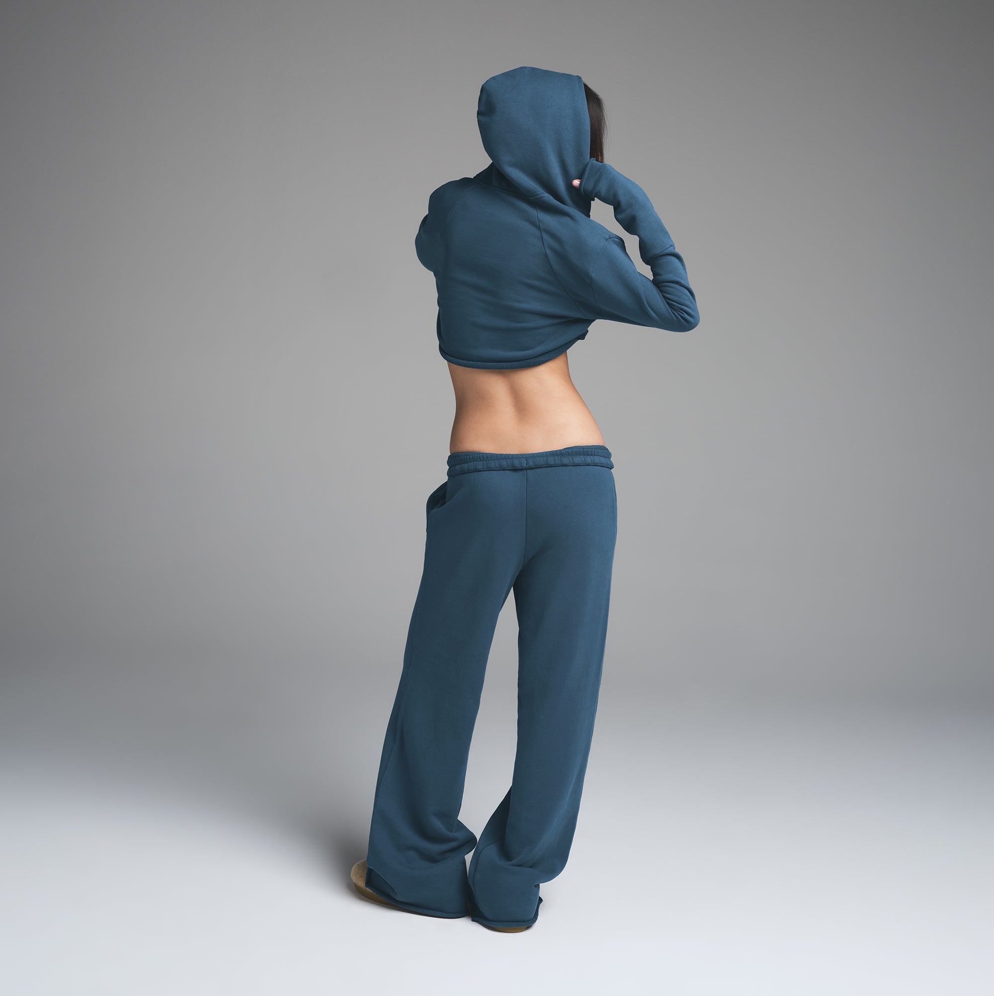 FRENCH TERRY SHOULDER PAD CROPPED HOODIE | INDIGO - Image 4