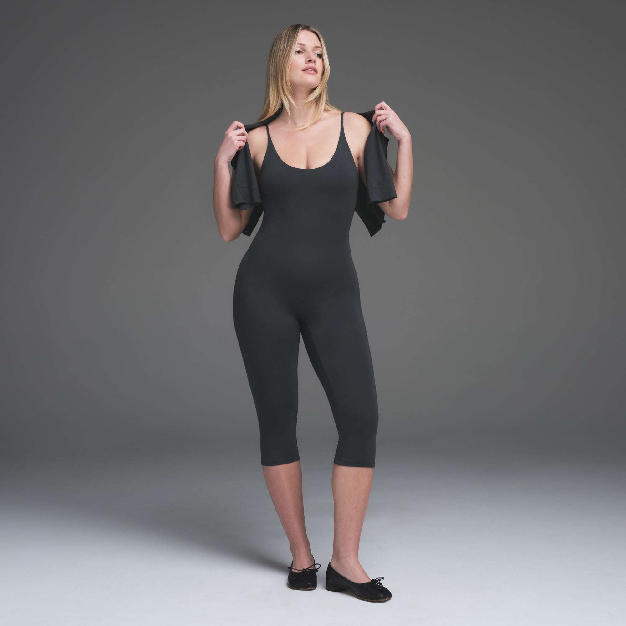 SMOOTH LAYERS CAPRI CATSUIT | GRAPHITE - Image 4