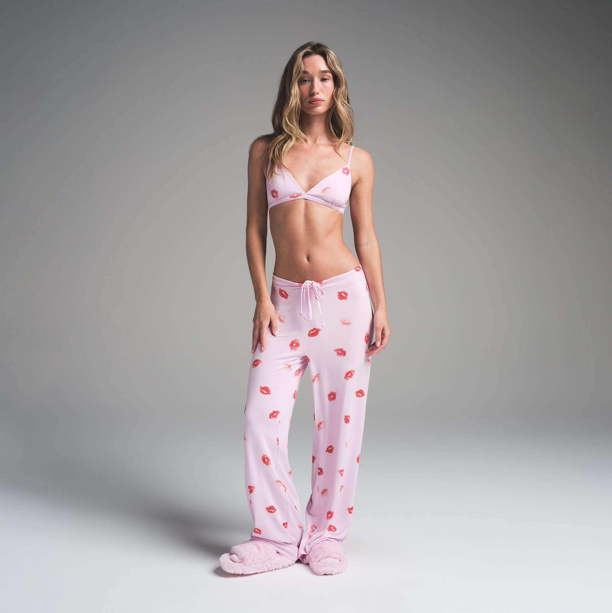SKIMS SLEEP TRIANGLE BRALETTE | CHERRY BLOSSOM LIPSTICK - Image 2