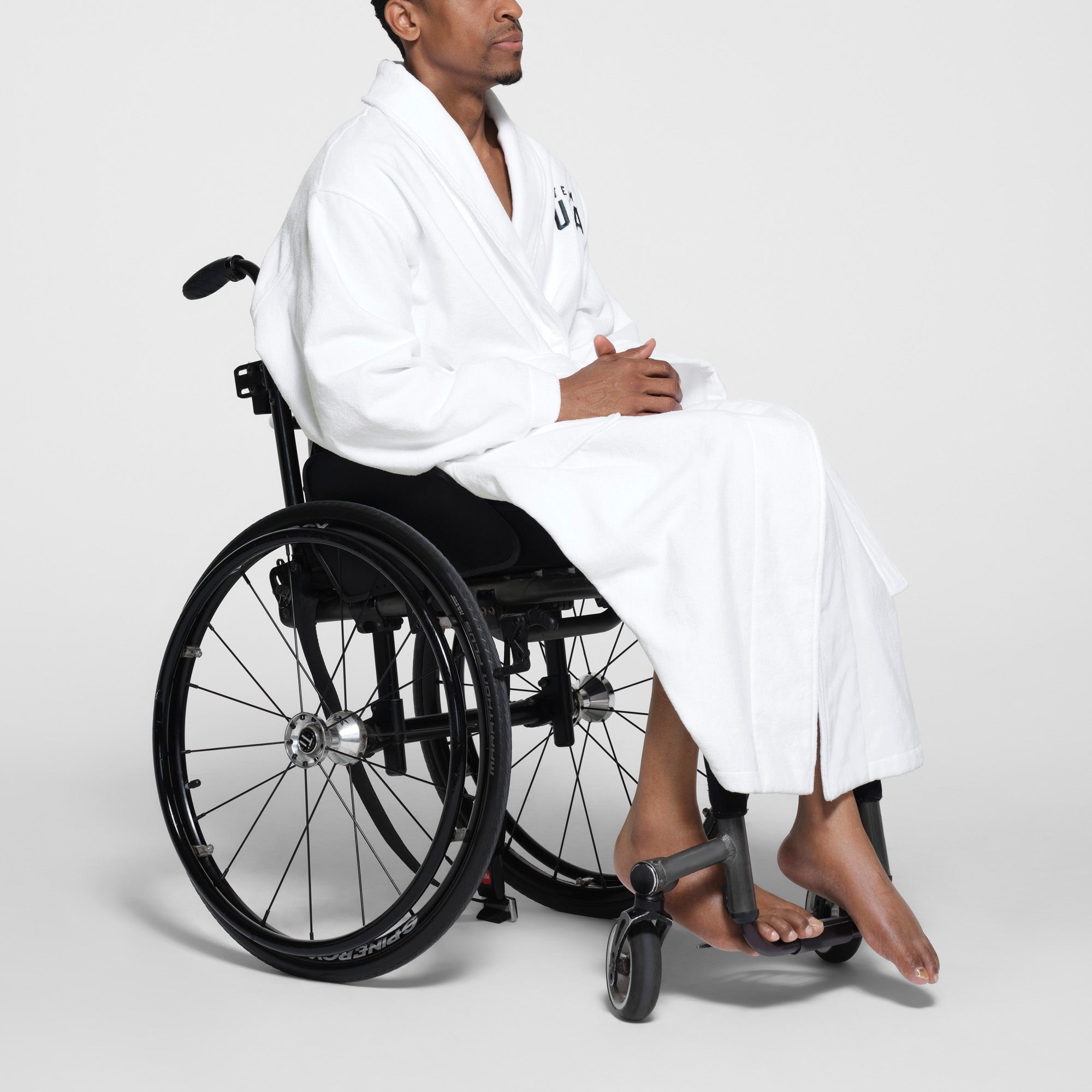 SKIMS FOR TEAM USA TERRY PARALYMPIC UNISEX ROBE | WHITE - Image 4