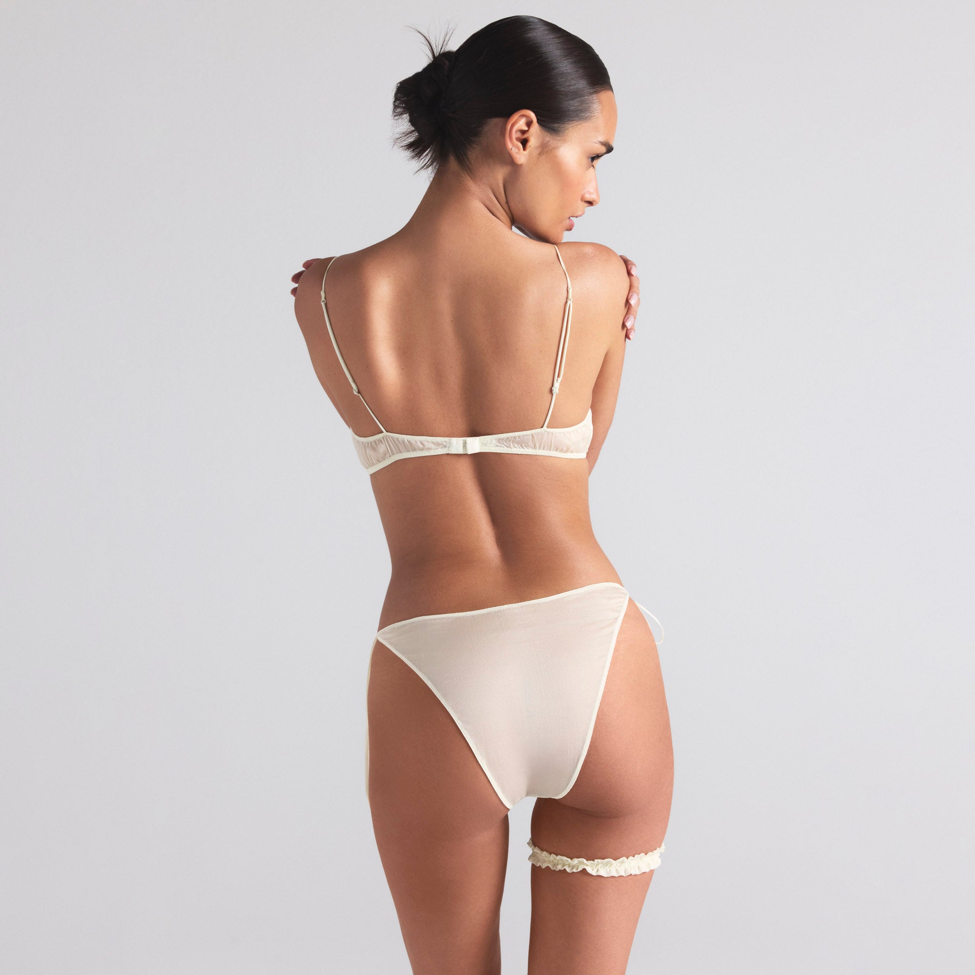 SKIMS ROMANCE SMOCKED GARTER | IVORY - Image 3