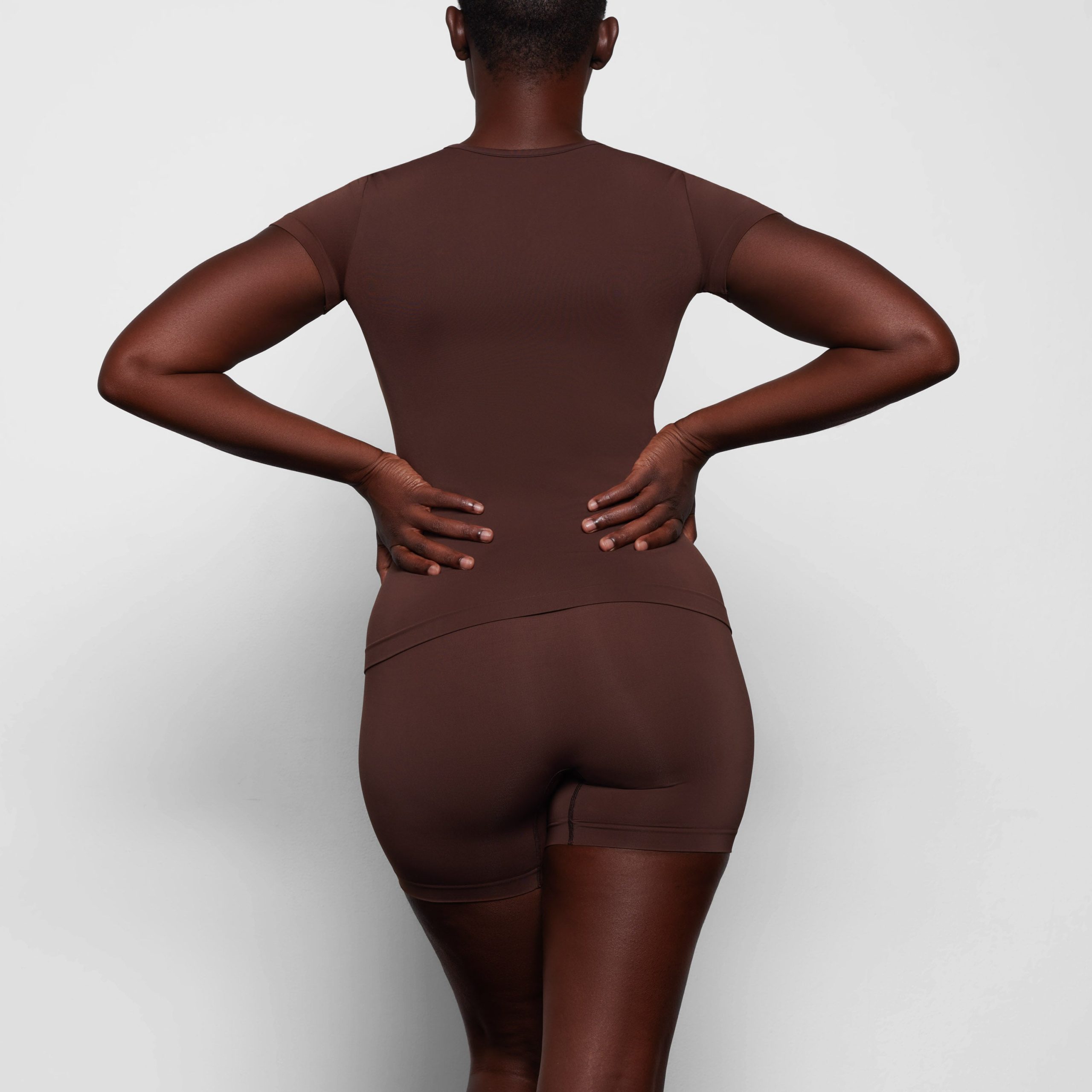 SOFT SMOOTHING SEAMLESS T-SHIRT | COCOA - Image 3