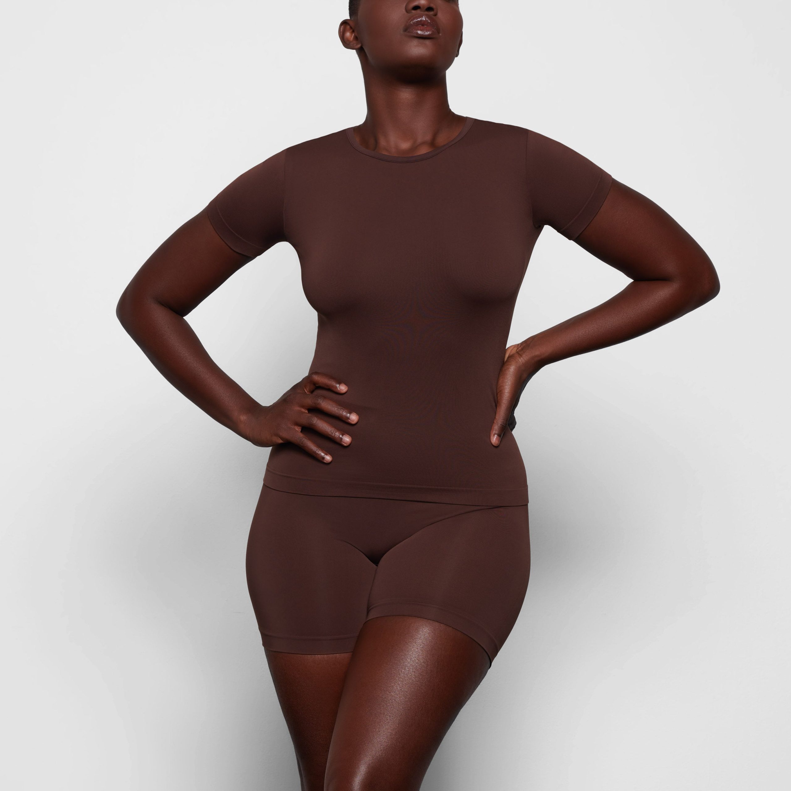 SOFT SMOOTHING SEAMLESS T-SHIRT | COCOA