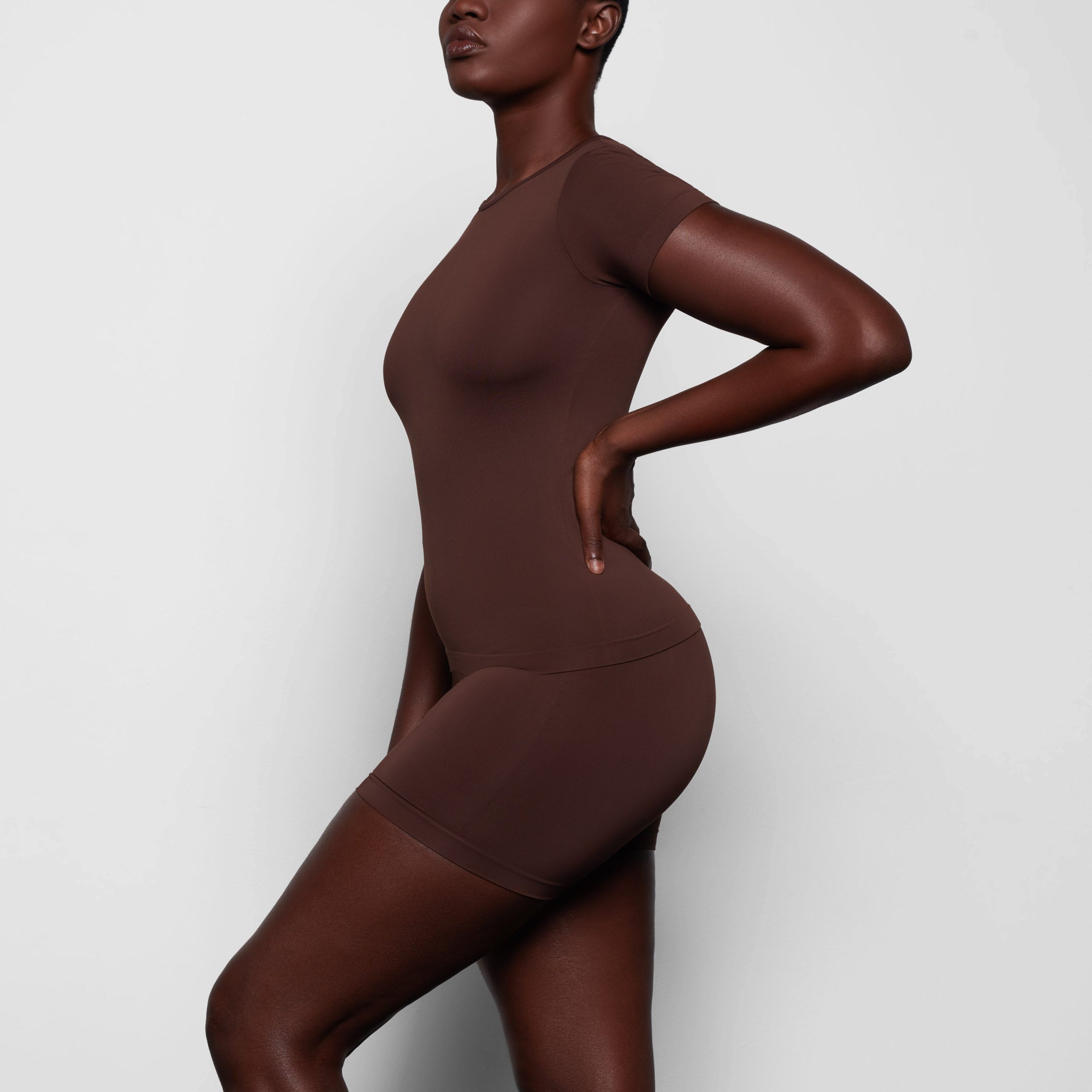 SOFT SMOOTHING SEAMLESS T-SHIRT | COCOA - Image 2