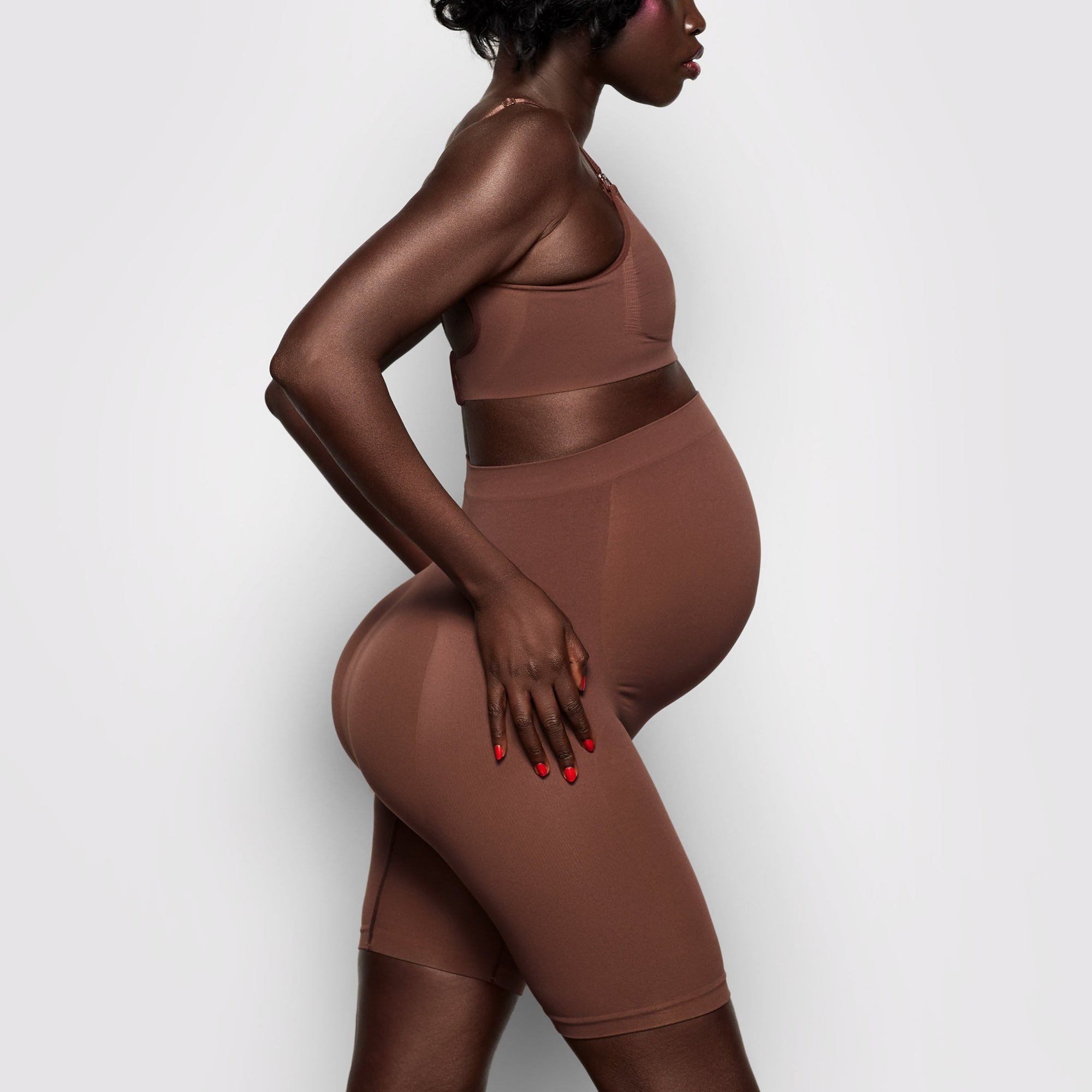 MATERNITY SCULPTING SHORT MID THIGH | COCOA - Image 2