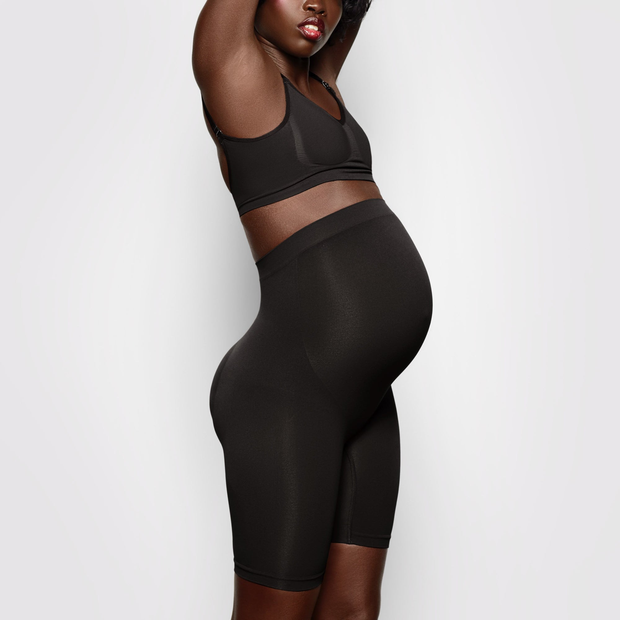 MATERNITY SCULPTING SHORT MID THIGH | ONYX - Image 2