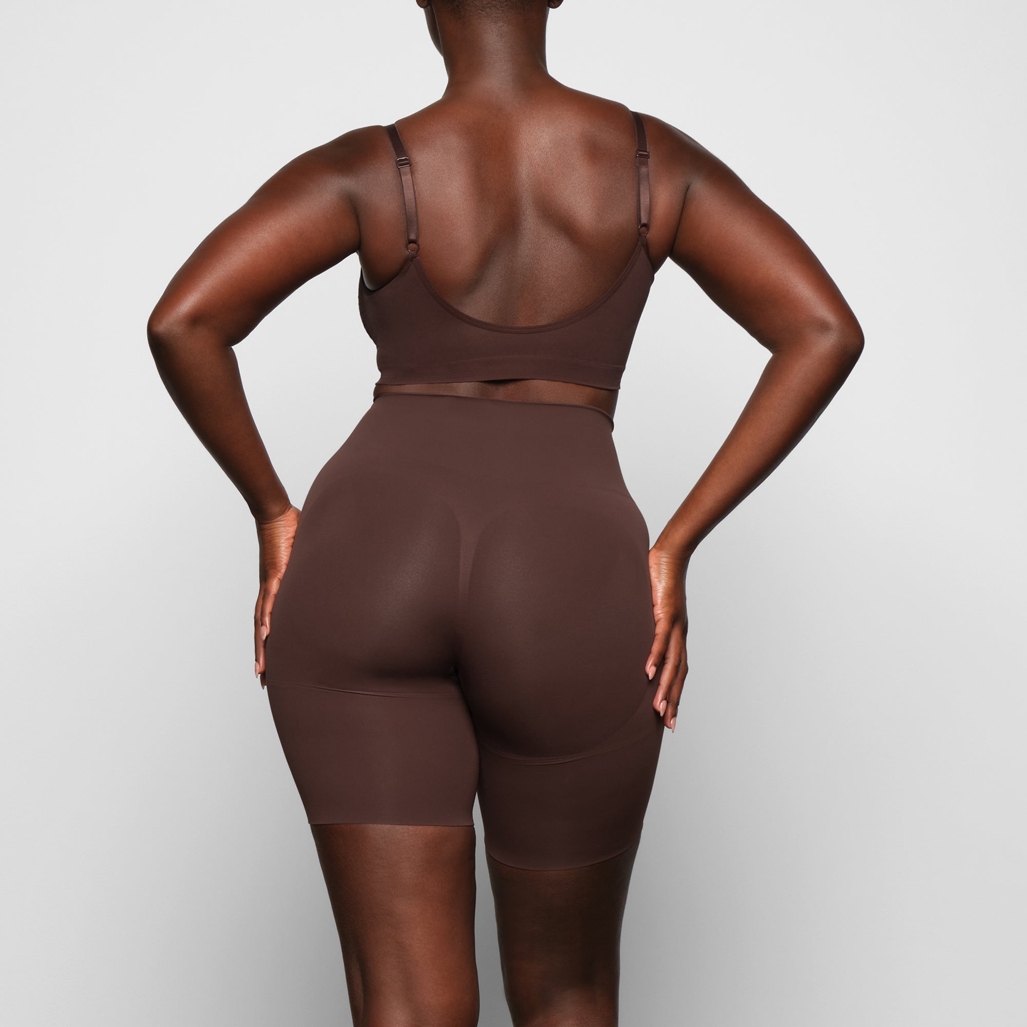 SEAMLESS SCULPT BUTT LIFTING SHORT | COCOA - Image 3