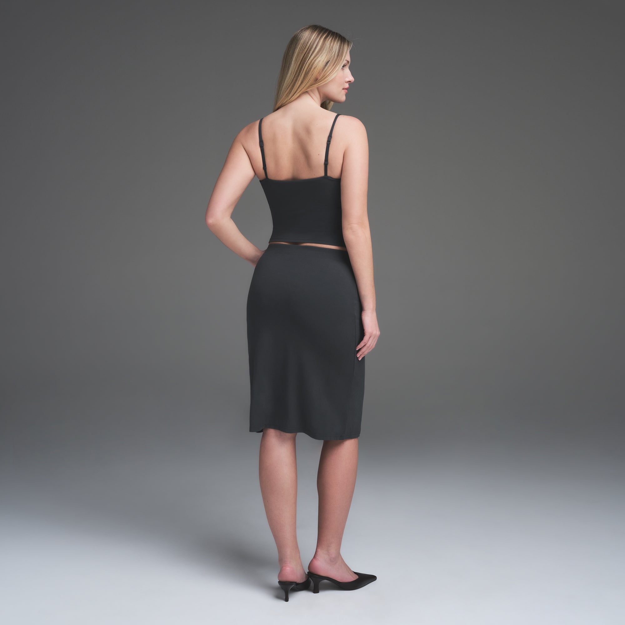SMOOTH LAYERS SCOOP NECK CAMI | GRAPHITE - Image 3