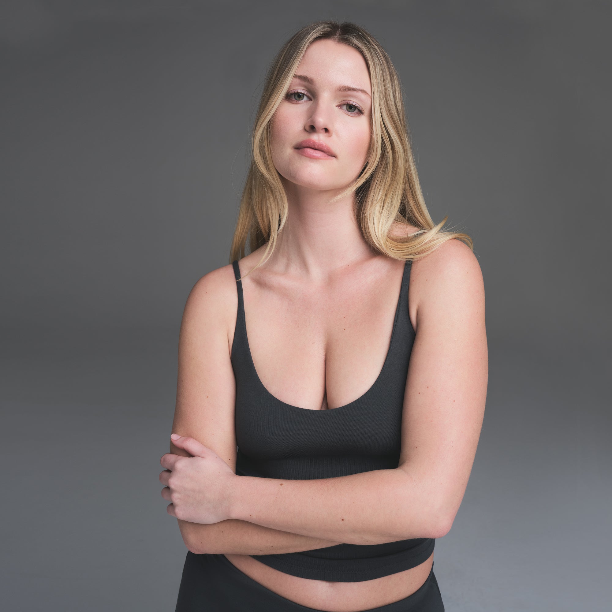 SMOOTH LAYERS SCOOP NECK CAMI | GRAPHITE - Image 2