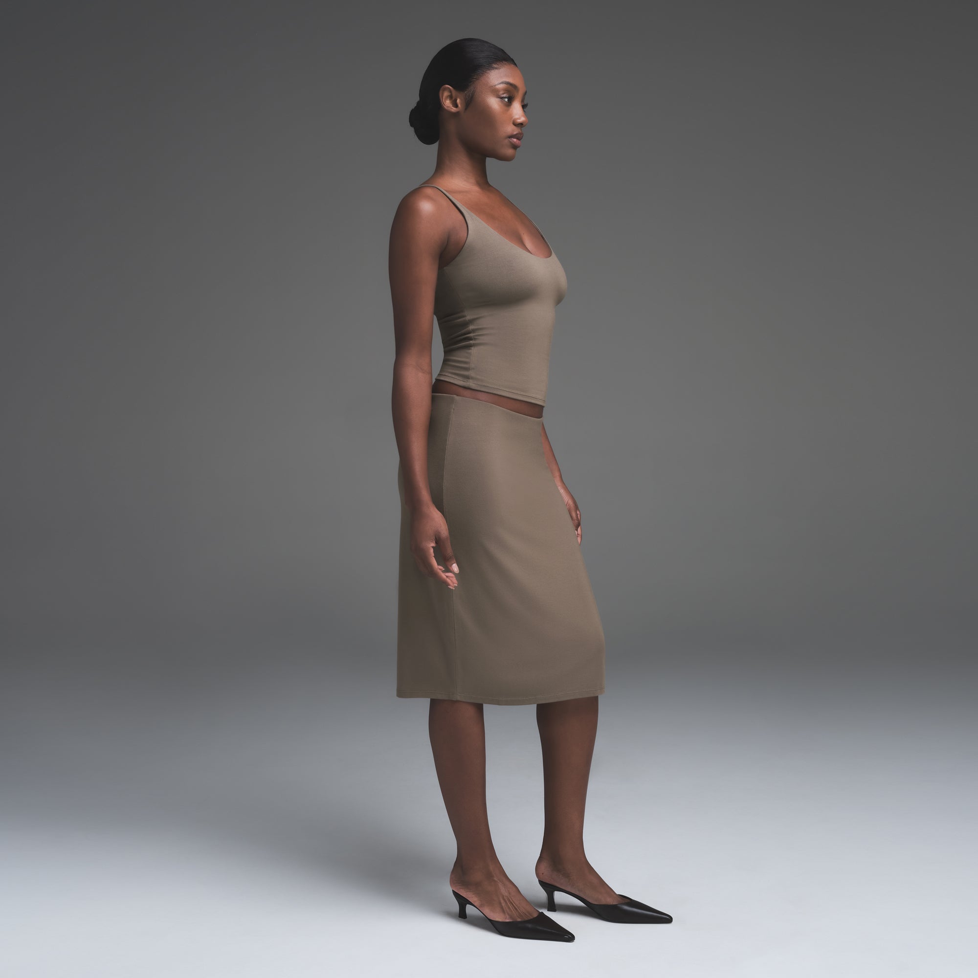 SMOOTH LAYERS SCOOP NECK CAMI | TRUFFLE - Image 3