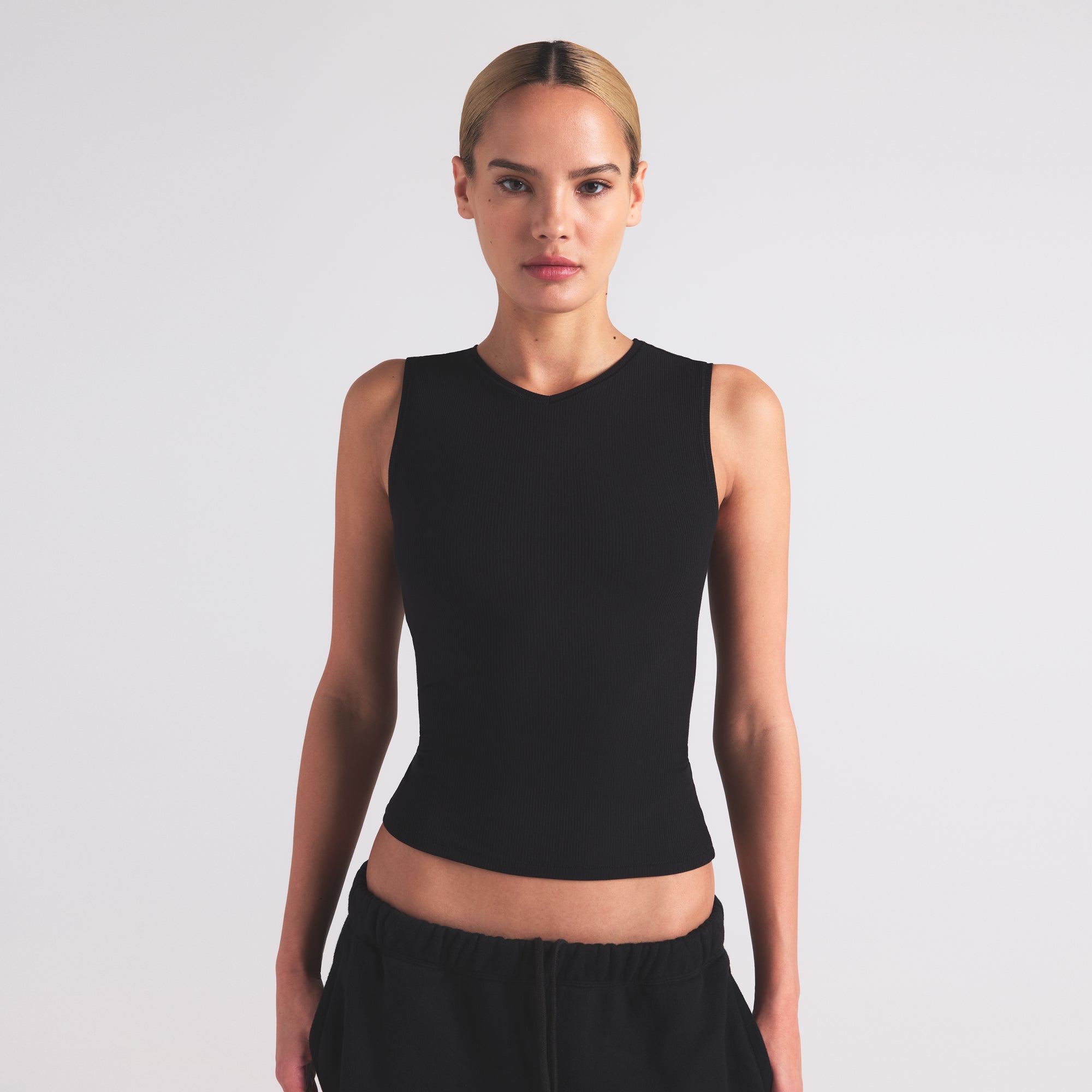SOFT LOUNGE V NECK TANK | ONYX - Image 2