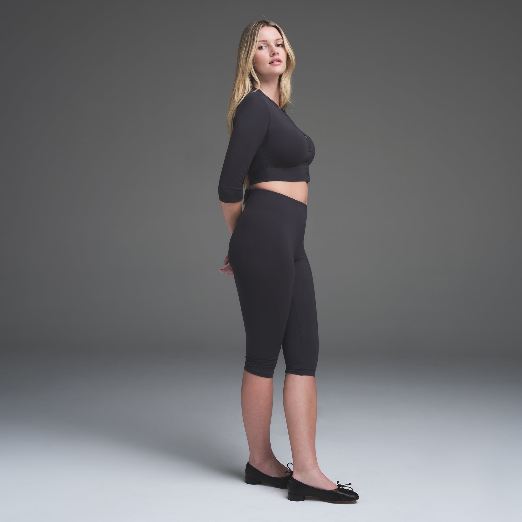 SMOOTH LAYERS CROPPED CARDIGAN | GRAPHITE - Image 3