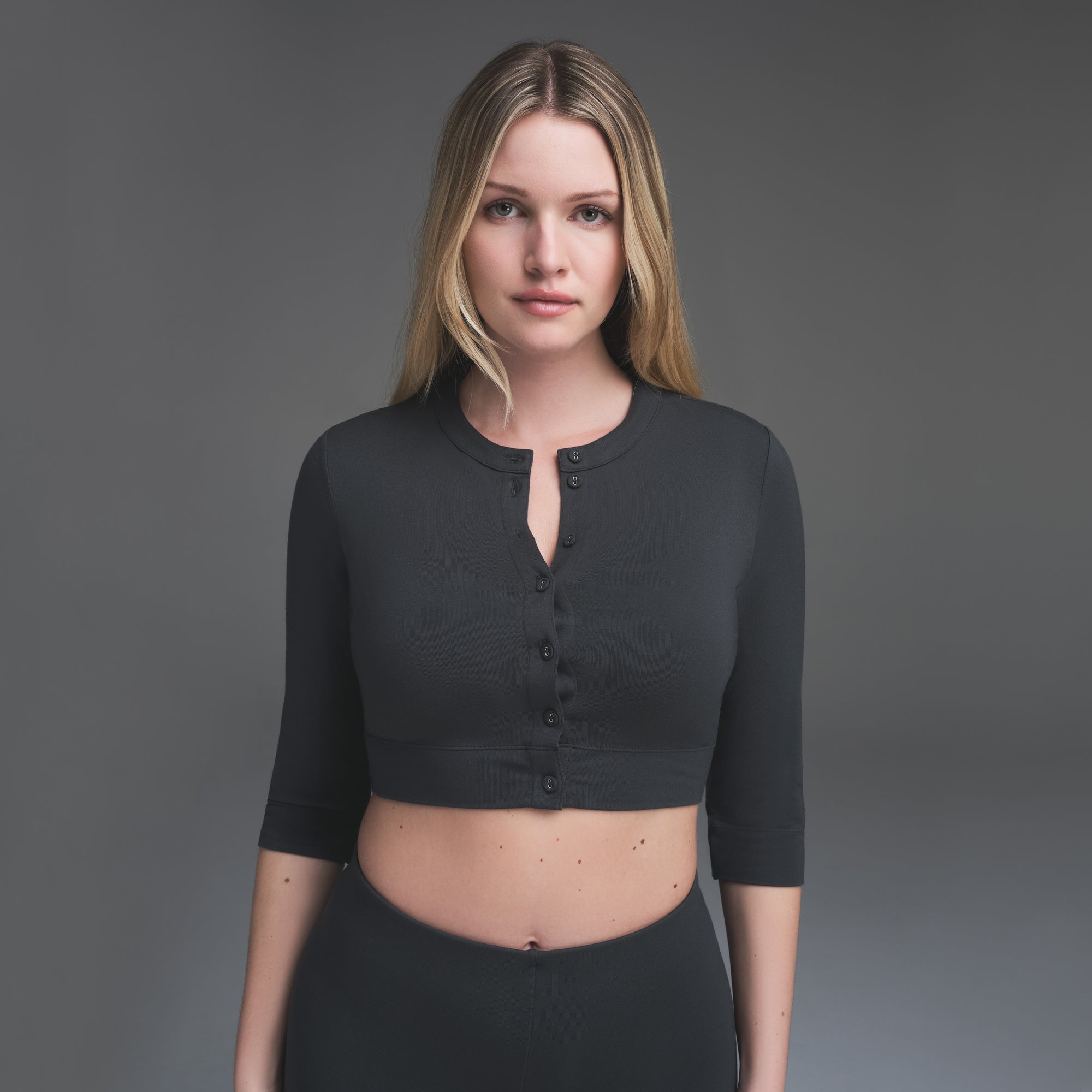 SMOOTH LAYERS CROPPED CARDIGAN | GRAPHITE - Image 2
