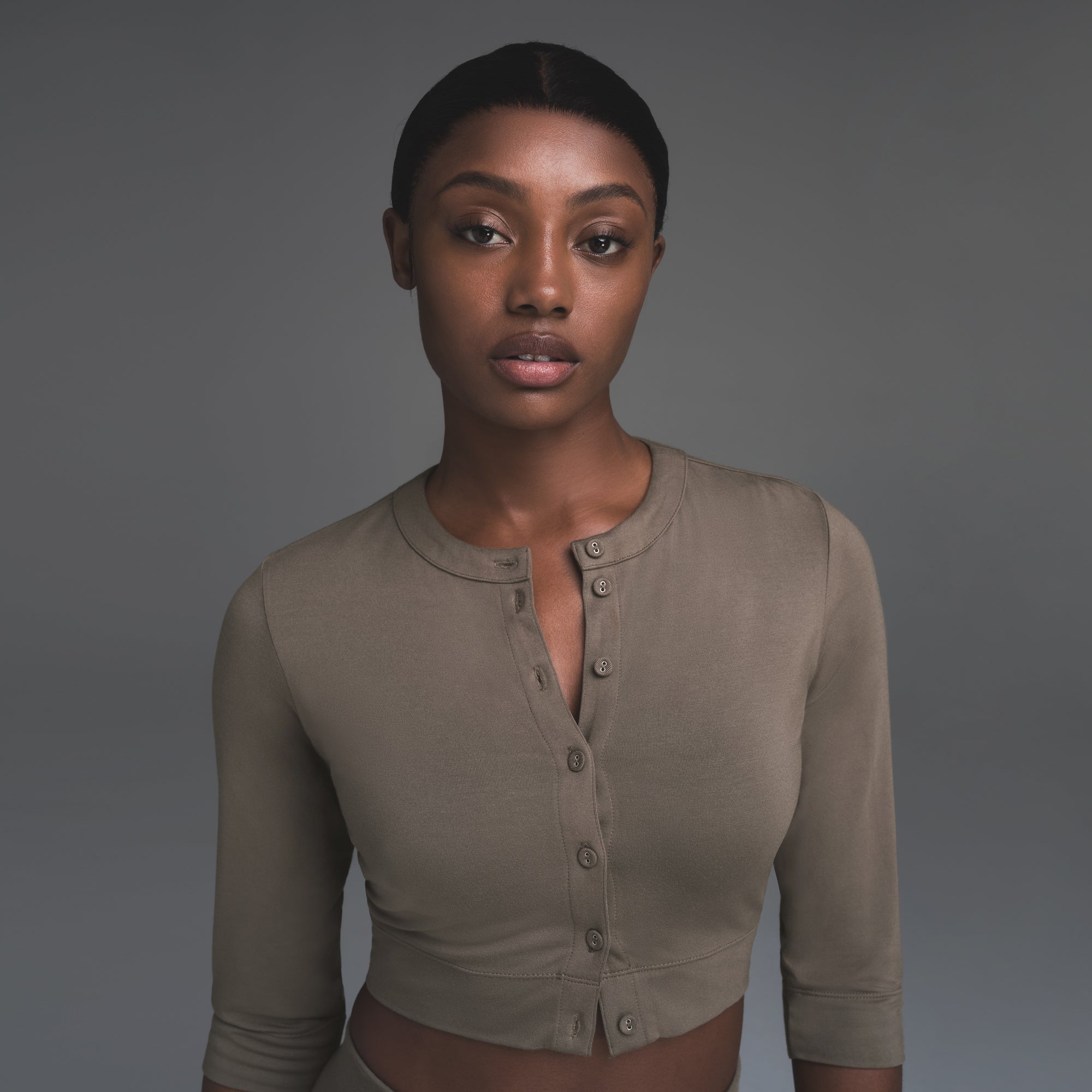 SMOOTH LAYERS CROPPED CARDIGAN | TRUFFLE - Image 2