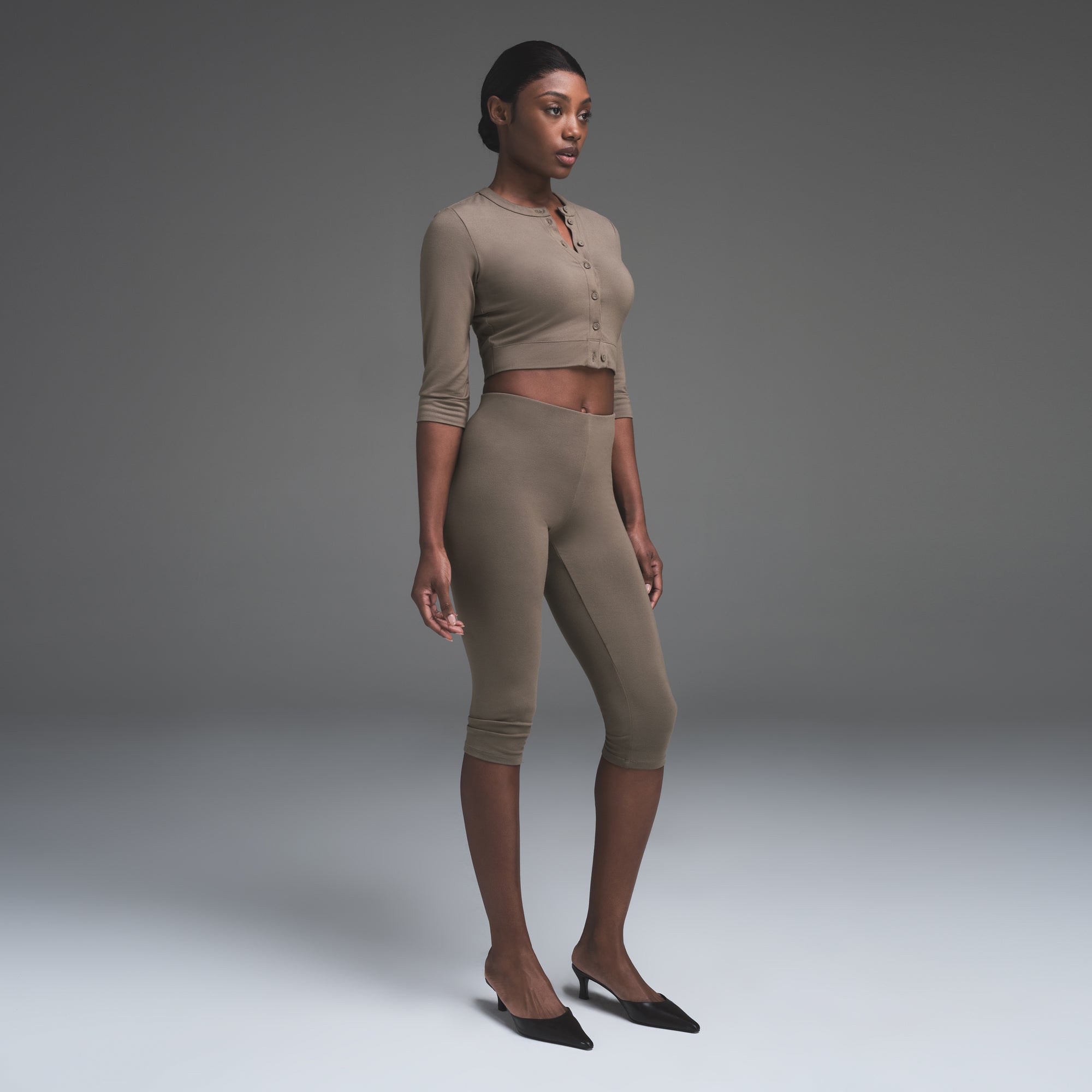 SMOOTH LAYERS CROPPED CARDIGAN | TRUFFLE - Image 3