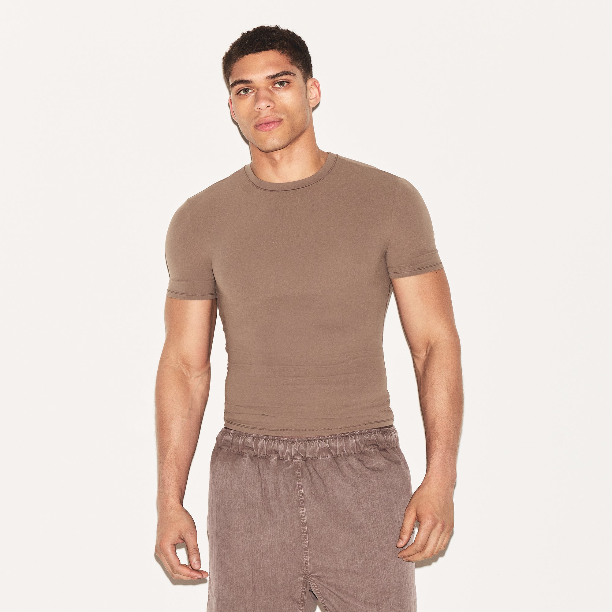 FITS EVERYBODY MENS SLIM T-SHIRT | UMBER