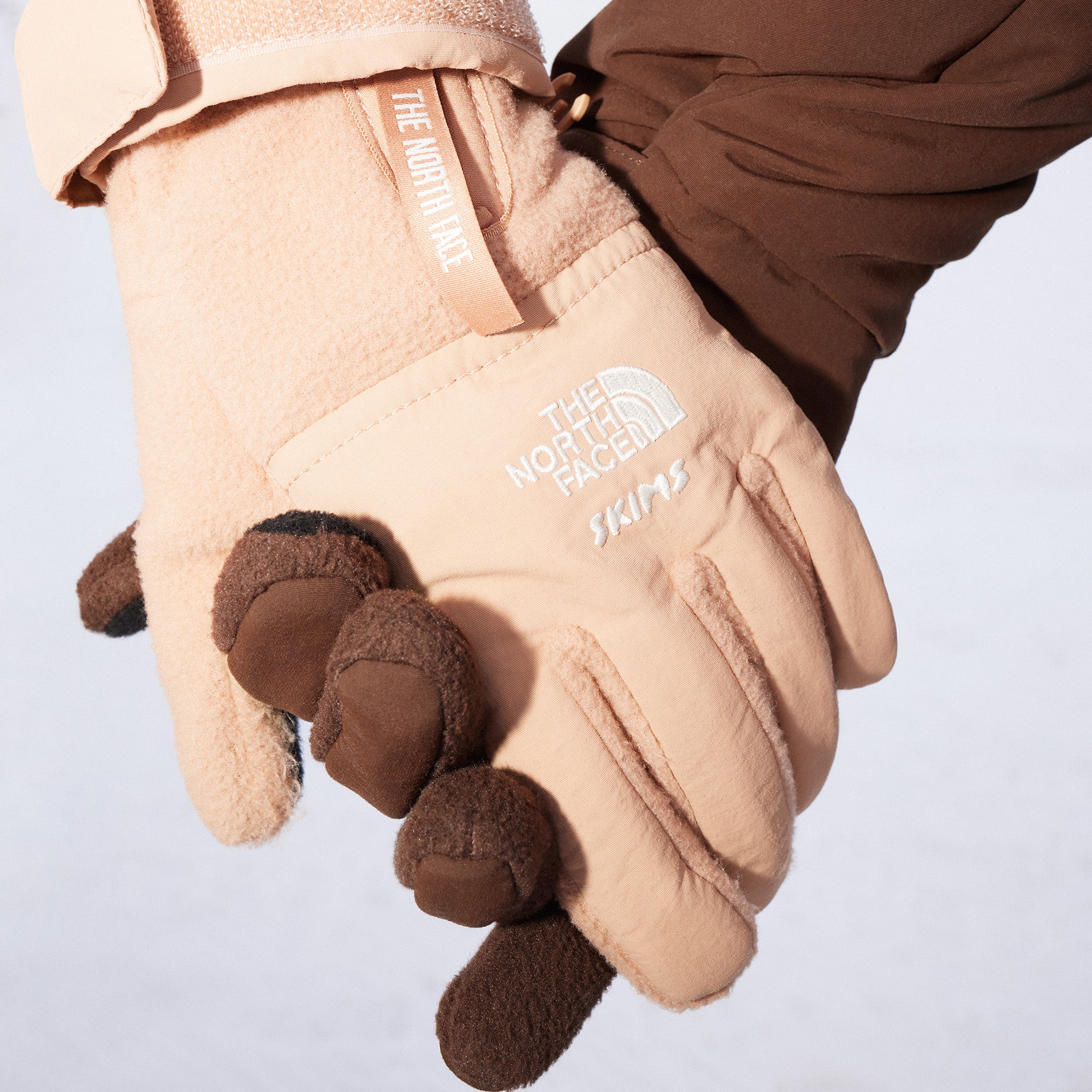 THE NORTH FACE X SKIMS RETRO DENALI FLEECE GLOVES | COCOA - Image 3