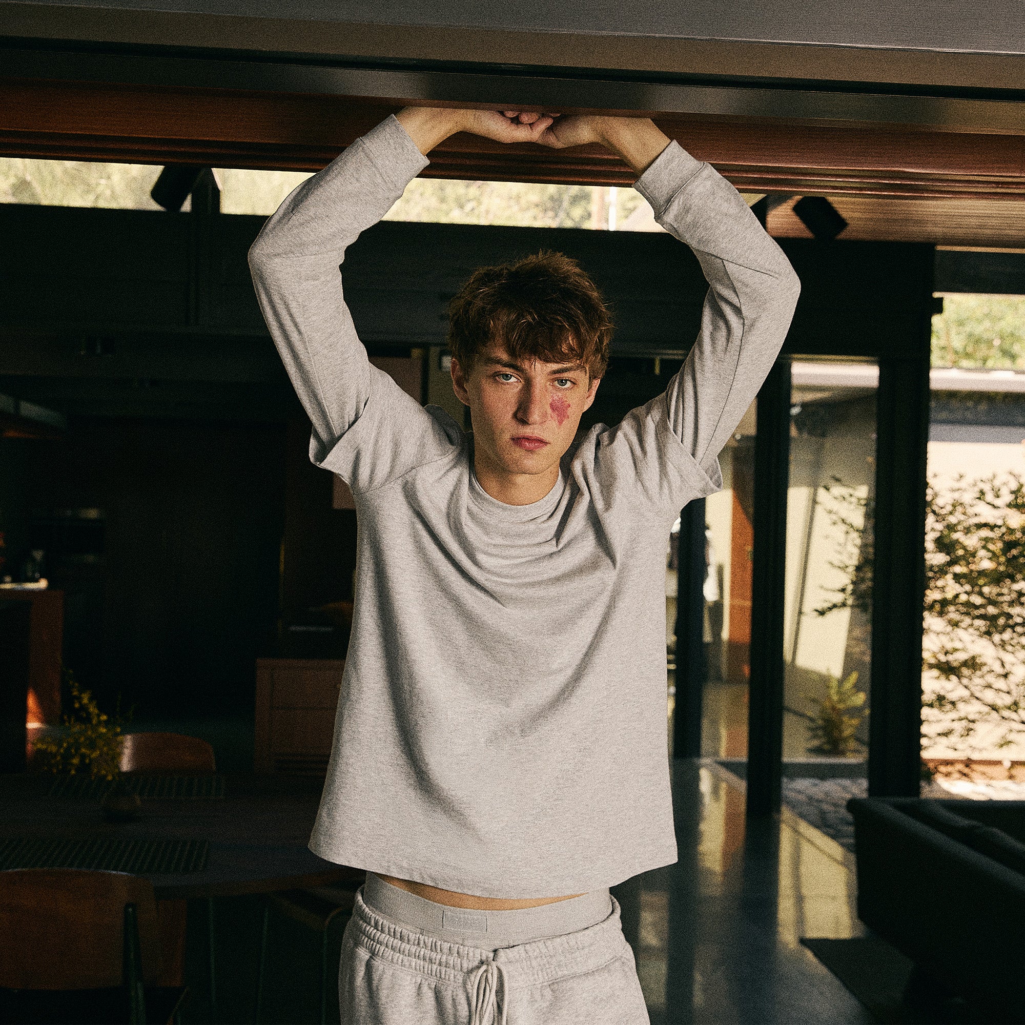 SKIMS COTTON MENS CLASSIC LONG SLEEVE T-SHIRT | LIGHT HEATHER GREY - Image 6